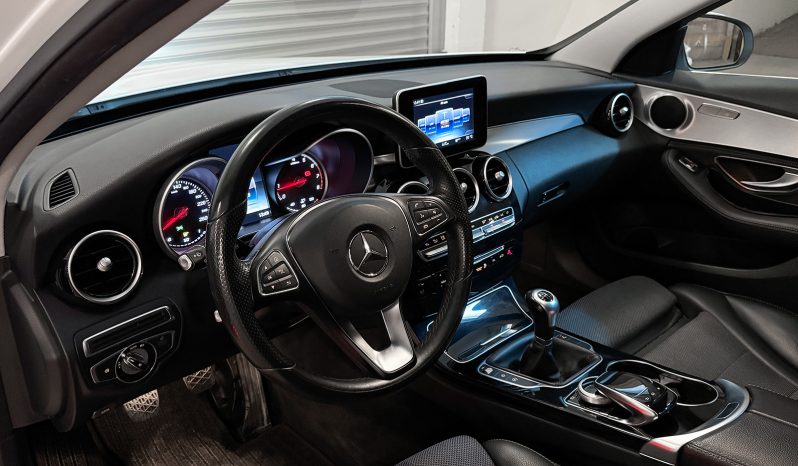 
								Mercedes-Benz C180 Elegance full									