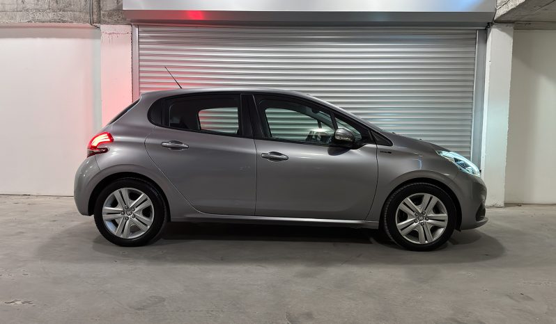 
								Peugeot 208 1.2 PureTech 82 Signature full									