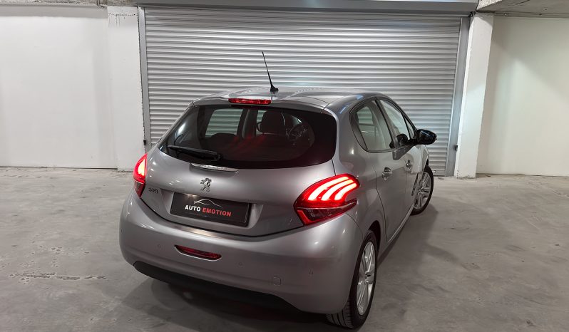 
								Peugeot 208 1.2 PureTech 82 Signature full									