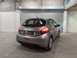 
										Peugeot 208 1.2 PureTech 82 Signature full									