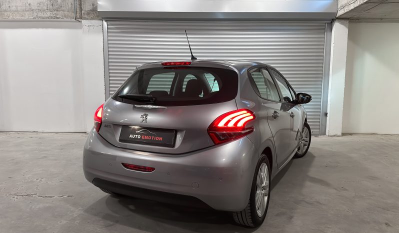 
								Peugeot 208 1.2 PureTech 82 Signature full									