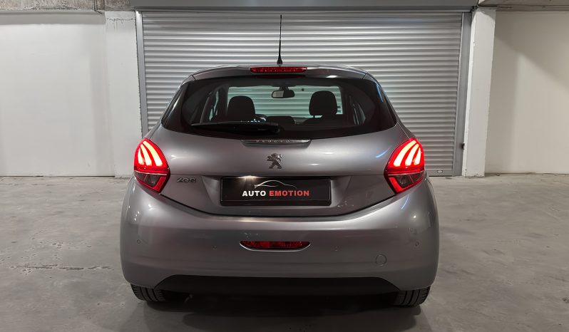 
								Peugeot 208 1.2 PureTech 82 Signature full									