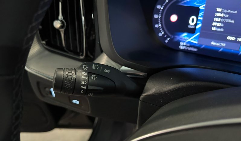 
								Volvo XC60 B5 AWD Plus Dark full									