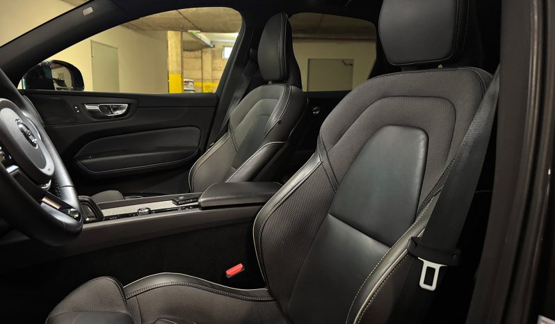 
								Volvo XC60 B5 AWD Plus Dark full									