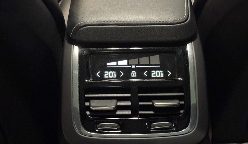 
								Volvo XC60 B5 AWD Plus Dark full									