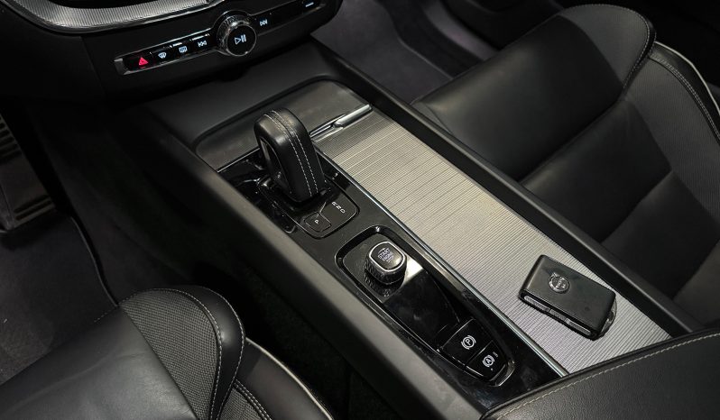 
								Volvo XC60 B5 AWD Plus Dark full									